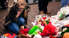 Reuters-young-girl-cross-Newtown-Conn-memorial-photog-Lucas-Jackson